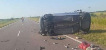 Dos jóvenes murieron al volcar el vehículo que conducía su madre