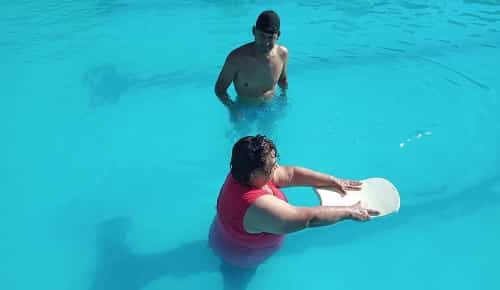 Comenzaron las clases de natación para adultos mayores en la pileta del Polideportivo
