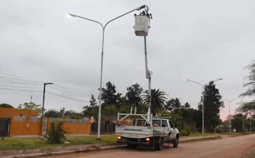 Continúan los operativos de reparación y reposición de luminarias en los barrios
