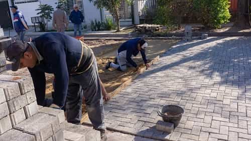 Inician obra con adoquines en el barrio Paseo de las Américas