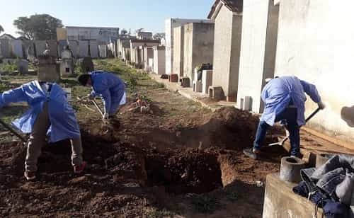 El aumento de muertes por neumonía y el rebrote de Covid preocupa al personal municipal del Cementerio