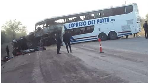 Siniestro vial entre colectivo y camión deja siete personas fallecidas y heridos de diferente consideración