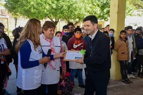 El intendente Bruno Cipolini visitó la escuela 225 “Granaderos de San Martín”