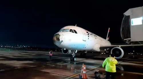 Un vuelo con 48 pasajeros atravesó una tormenta y la trompa del avión quedó destruida