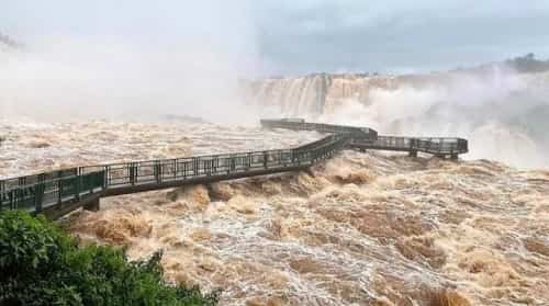 Impactante crecida del Río Iguazú obliga a cerrar el complejo de Cataratas