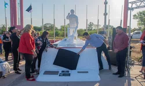 Descubren una placa en el monumento de Los Inmigrantes por el Día Internacional de la Paz