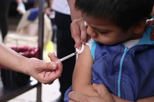 Piden a padres completar esquemas de las vacunas obligatorias para la vuelta a clases