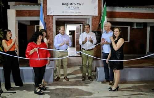 El Gobernador inauguró pavimento y refacciones en el Registro Civil en el interio