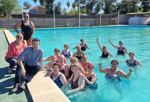Comenzaron las clases de natación para Adultos Mayores en el Polideportivo Municipal