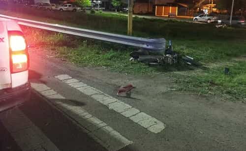 Mujer muere al ser arrollada su moto en intento de cruzar la Autovía de la Ruta 16