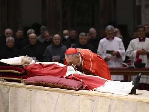 Se abrió la capilla ardiente para despedir a Benedicto XVI en la basílica de San Pedro