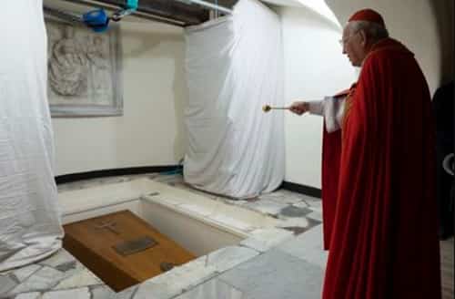 El cuerpo de Benedicto XVI descansa ya en la que fue tumba de Juan Pablo II
