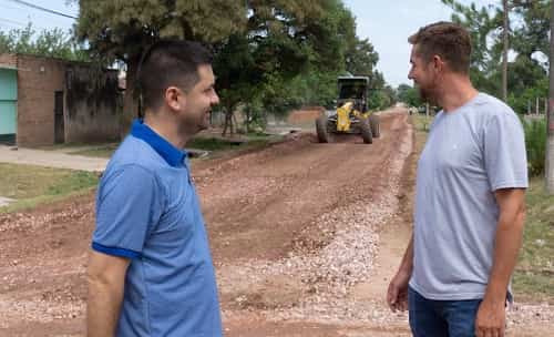 Pablo Álvarez y Bruno Cipolini visitaron ejecución de obra de enripiado del barrio Tiro Federal