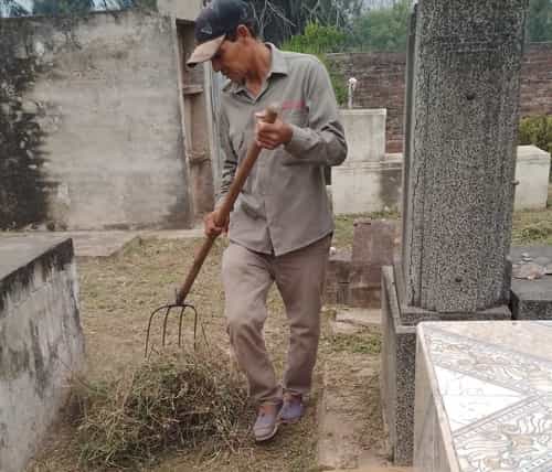 Tras las críticas a los trabajadores conducidos por Jara hubo limpieza y desmalezado en el Cementerio Juan XXIII