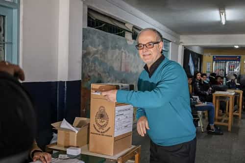 Carlos Martínez al emitir su voto: «la democracia es garantizar los derechos básicos e indispensables»