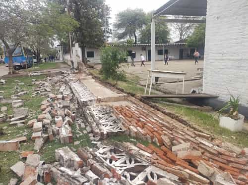 Se derrumbó el muro de la escuela ubicada a pocos metros de la sede del PJ