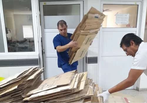 La falta de gestión de Jaime Etchelouz e Ivon Duarte obliga al personal del «4 de Junio» a vender cartones para comprar insumos