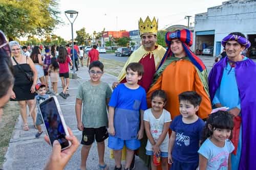 Los Reyes Magos sorprendieron a los niños de la ciudad en avenida 33