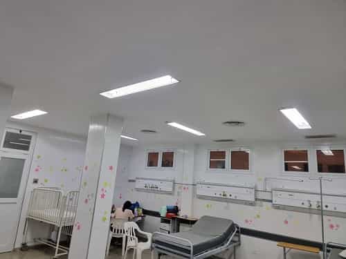 Mientras el director Etchelouz disfruta de sus vacaciones, el Municipio repara la iluminación en distintos sectores del Hospital 4 Junio